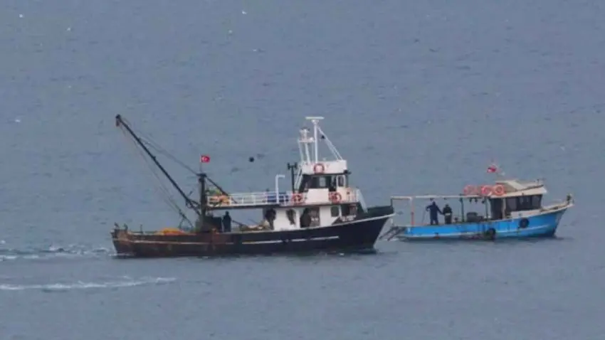 İzmir'de yasak alanda trol avlayan tekneye işlem yapıldı haberinin görseli