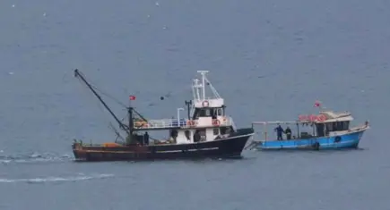 İzmir'de yasak alanda trol avlayan tekneye işlem yapıldı