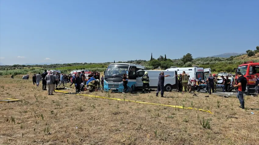 Manisa'da midibüs ile panelvan çarpıştı: Ölü ve yaralılar var haberinin görseli