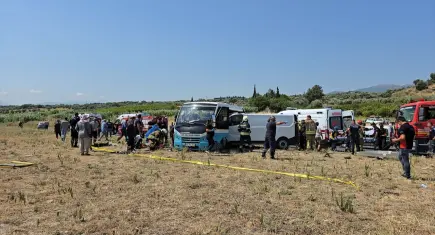 Manisa'da midibüs ile panelvan çarpıştı: Ölü ve yaralılar var
