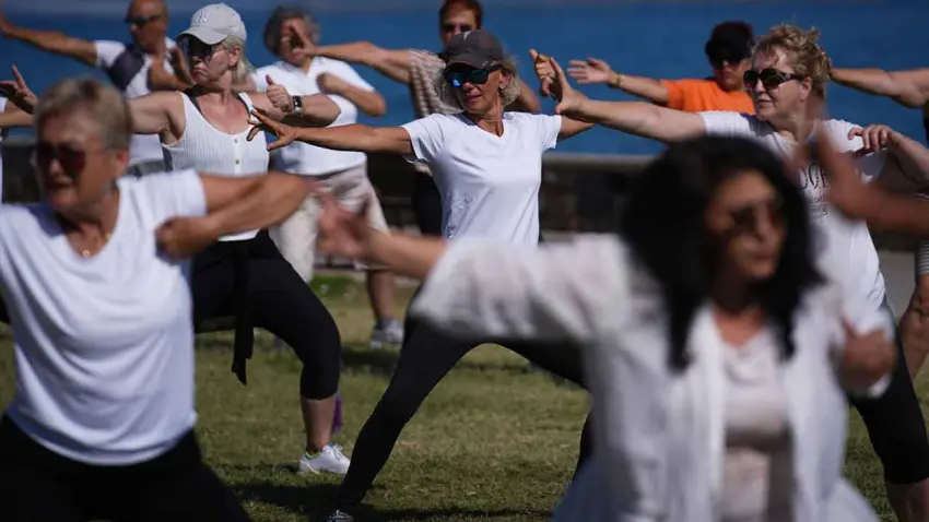 Tai chi dersleri denge ve huzur arayanları Güzelbahçe sahilinde buluşturuyor haberinin görseli