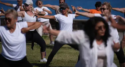 Tai chi dersleri denge ve huzur arayanları Güzelbahçe sahilinde buluşturuyor