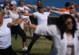 Tai chi dersleri denge ve huzur arayanları Güzelbahçe sahilinde buluşturuyor