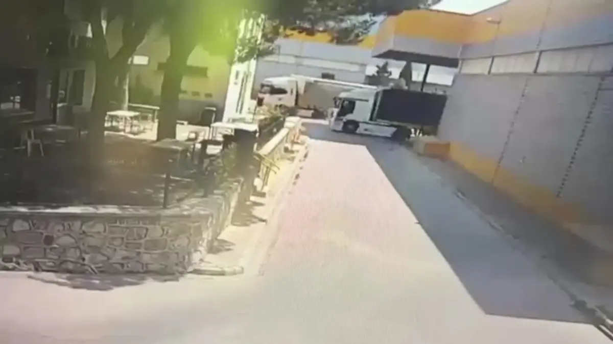 TIR ile çarpışan forkliftin sürücüsü yaşamını yitirdi; kaza güvenlik kamerasına yansıdı görseli