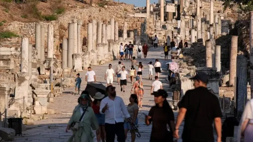 Yerli turistin ilk tercihi aile ziyareti oldu: 3 ayda 102,3 milyar liralık seyahat harcaması haberinin görseli