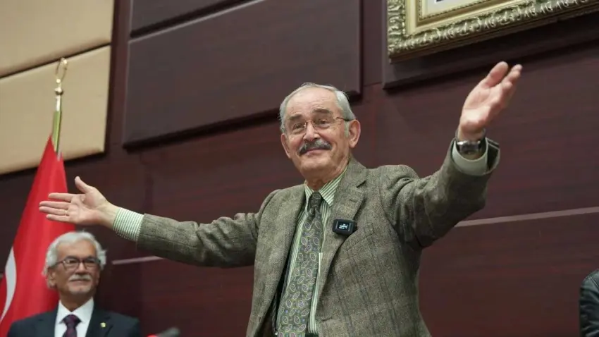 Yılmaz Büyükerşen CHP'den istifa etti  haberinin görseli