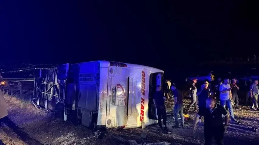 Kırıkkale'de devrilen yolcu otobüsündeki 10 kişi yaralandı haberinin görseli