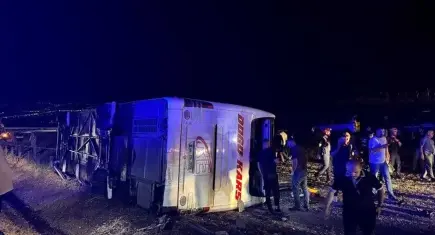 Kırıkkale'de devrilen yolcu otobüsündeki 10 kişi yaralandı
