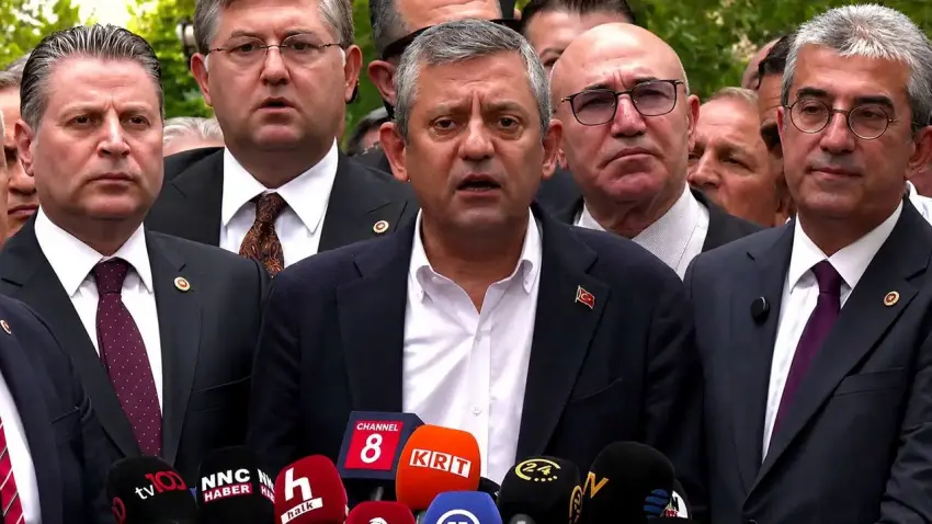 Özgür Özel'den Yeni Parti açıklaması: Yolumuz iktidar yoludur haberinin görseli