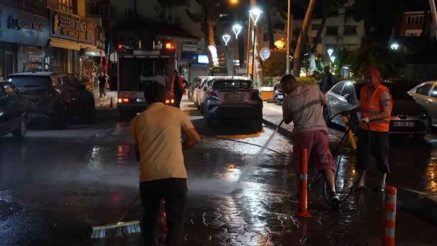 Seferihisar'da gece mesaisi: Sokaklar baştan sona yıkanıyor haberinin görseli