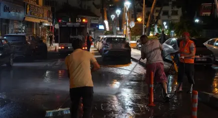 Seferihisar'da gece mesaisi: Sokaklar baştan sona yıkanıyor