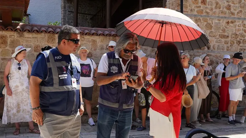 Antalya'da kaçak rehberlere sıkı denetim: Cezası 180 bin lirayı buluyor! haberinin görseli