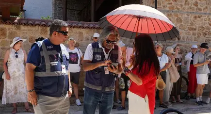 Antalya'da kaçak rehberlere sıkı denetim: Cezası 180 bin lirayı buluyor!