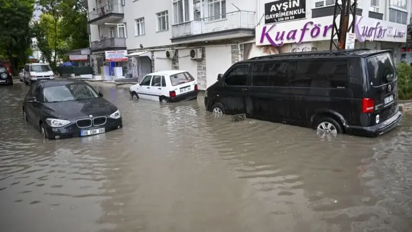 Balkanlar’dan gelen fırtına yurdu vurdu: İstanbul ve Ankara’da yollar göle döndü, 35 il alarmda! haberinin görseli