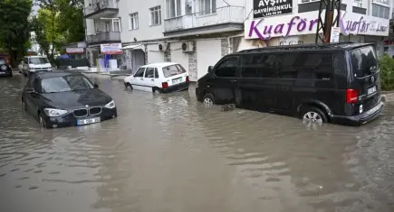 Balkanlar’dan gelen fırtına yurdu vurdu: İstanbul ve Ankara’da yollar göle döndü, 35 il alarmda!