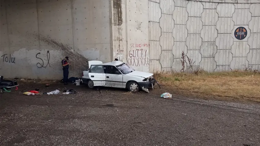 Bursa'da feci kaza: Beton duvara çarpan otomobilde 3 kişi hayatını kaybetti haberinin görseli