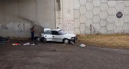 Bursa'da feci kaza: Beton duvara çarpan otomobilde 3 kişi hayatını kaybetti
