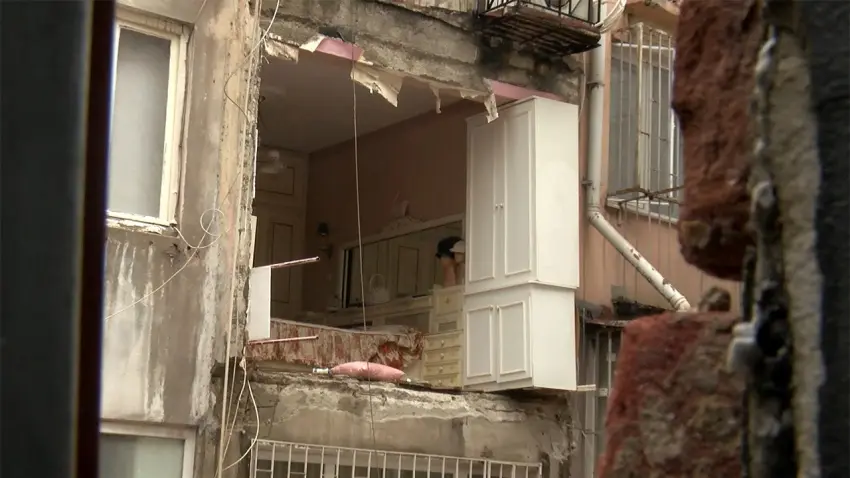 Deprem sandılar! 6 katlı binada duvar çöktü haberinin görseli