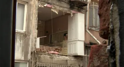 Deprem sandılar! 6 katlı binada duvar çöktü