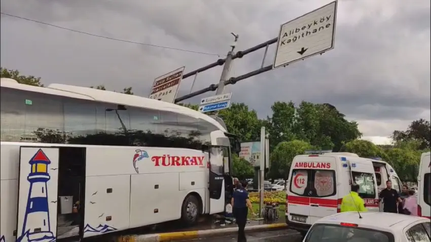 Eyüpsultan'da kaza: Yolcu otobüsü otomobile çarptı! 2'si ağır 30 yaralı haberinin görseli
