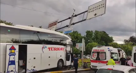 Eyüpsultan'da kaza: Yolcu otobüsü otomobile çarptı! 2'si ağır 30 yaralı
