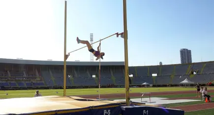 İzmir'de atletizm rüzgarı: 16 takım şampiyonluk için yarışıyor