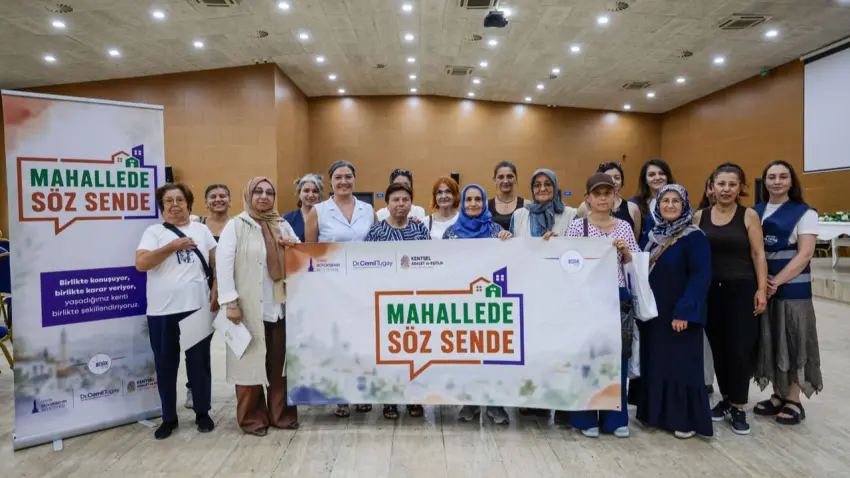 İzmir'de belediye personeli mahallelere inip, vatandaşın önerilerini dinliyor haberinin görseli