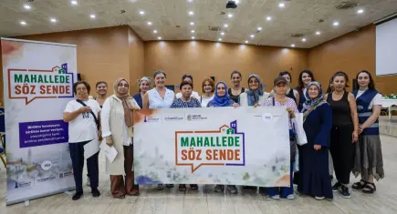 İzmir'de belediye personeli mahallelere inip, vatandaşın önerilerini dinliyor
