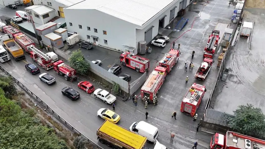 Kemerburgaz'daki kimya fabrikasında panik: İşçiler tahliye edildi haberinin görseli