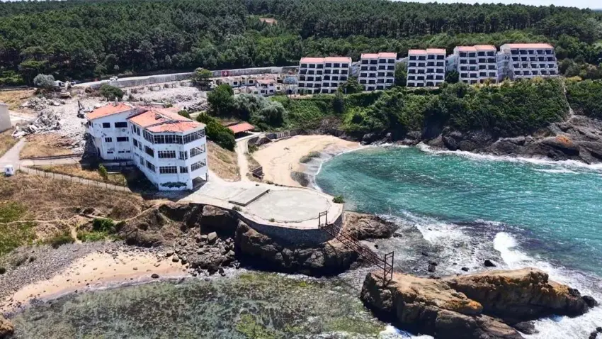 Riva’da talan edilen atıl otel yıkılıyor: Milli Takım’ın eski kamp alanı gençlik kampı olacak! haberinin görseli