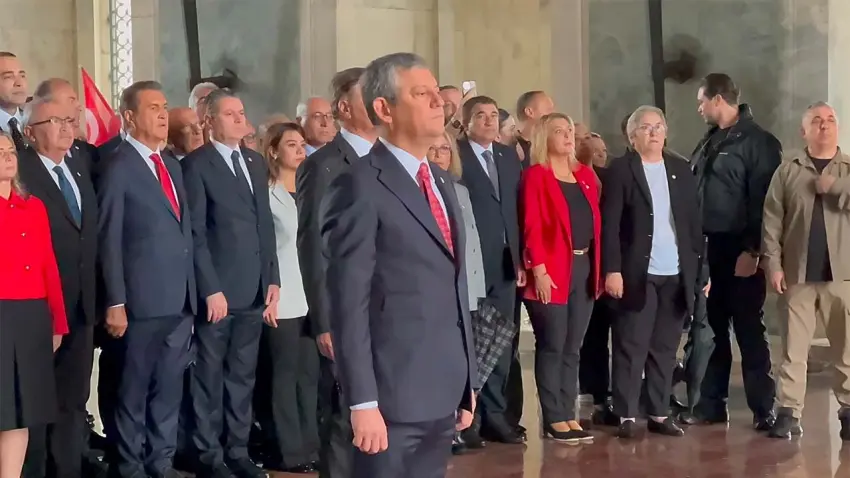 YENİ Parti'nin ilk ziyareti Anıtkabir'e: Özgür Özel'den 'yeni yürüyüş' mesajı haberinin görseli