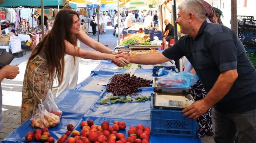 Başkan Denizli Alaçatı Pazarı’nda esnaf ve vatandaşla bir araya geldi haberinin görseli
