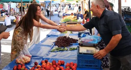 Başkan Denizli Alaçatı Pazarı’nda esnaf ve vatandaşla bir araya geldi