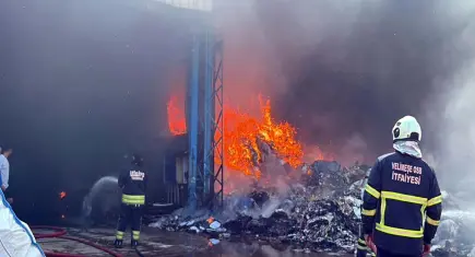 Geri dönüşüm tesisinde büyük yangın