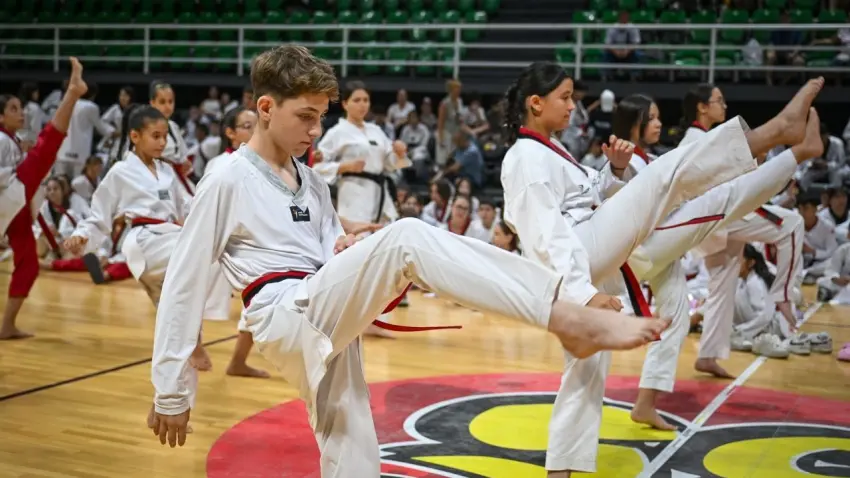 Türkiye'nin dört bir yanından 600 sporcu Bornova'da siyah kuşak heyecanı yaşadı haberinin görseli