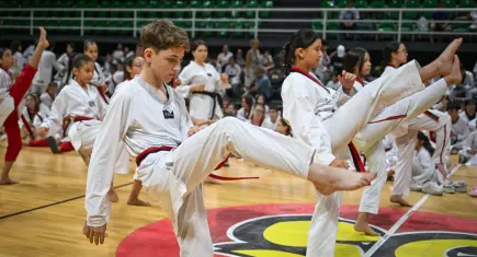 Türkiye'nin dört bir yanından 600 sporcu Bornova'da siyah kuşak heyecanı yaşadı