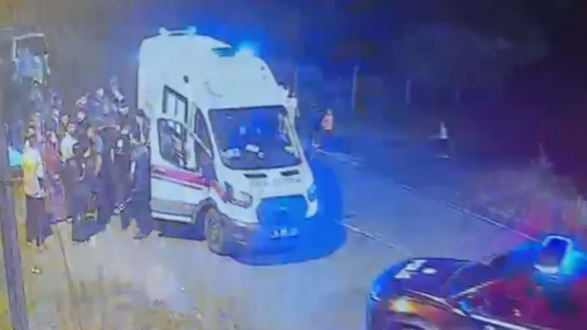 Yürüyüş yapan kadına minibüs çarptı, sürücü kaçarken üzerinden geçti haberinin görseli