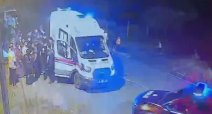 Yürüyüş yapan kadına minibüs çarptı, sürücü kaçarken üzerinden geçti