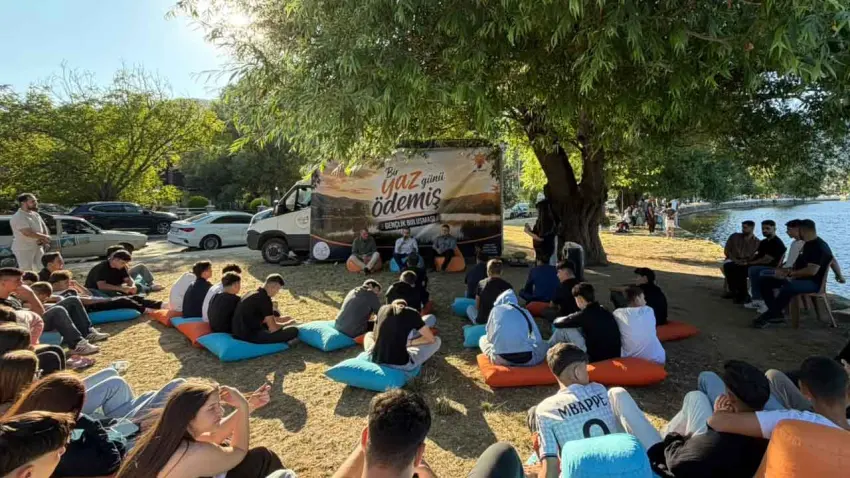 AK Gençlik İzmir, Gölcük'te gençlerle bir araya geldi haberinin görseli