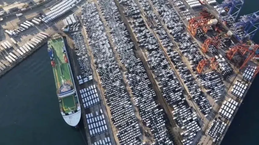 Binlerce sıfır otomobil Haydarpaşa Limanı’nda haberinin görseli