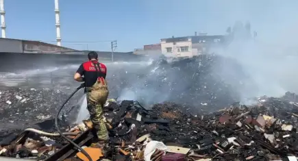 Buca'da çöplüğe dönen boş arazide yangın paniği