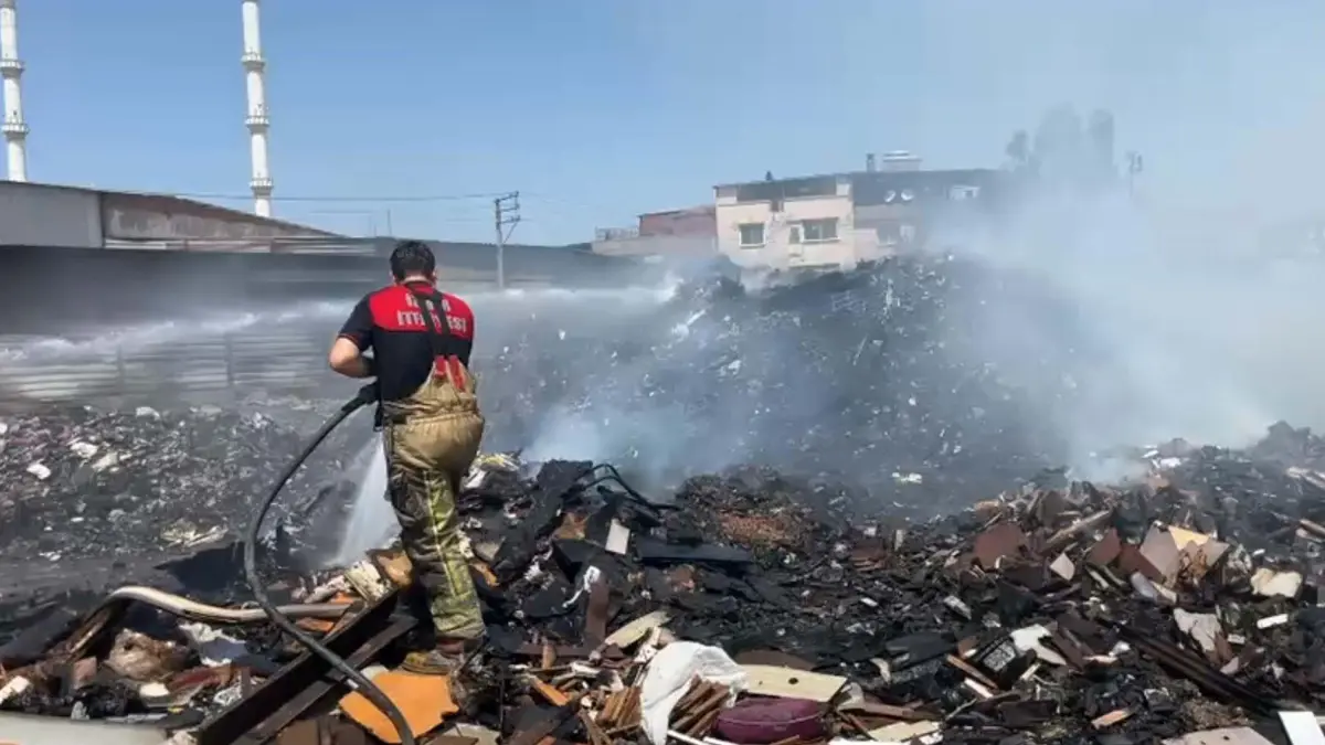 Buca'da çöplüğe dönen boş arazide yangın görseli