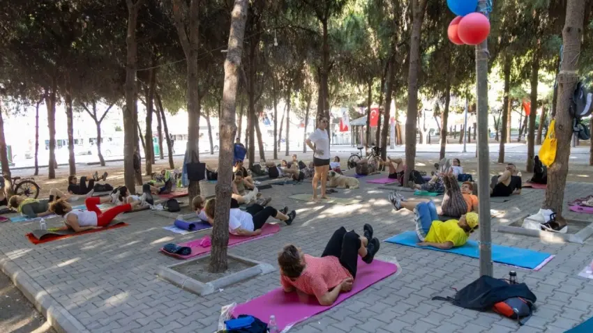 Karşıyaka’da ücretsiz sabah sporu yoğun ilgi görüyor