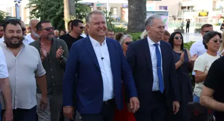 Urla Belediyesi'nde toplu istifa: İlçe yönetimi ve 23 meclis üyesi partiden ayrıldı