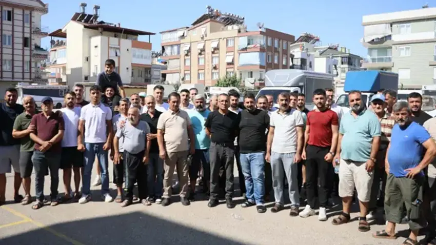 Antalya'da pazarcılardan rüşvet ve usulsüzlük iddiası! Tezgahlar açılmadı, vatandaş geri döndü haberinin görseli