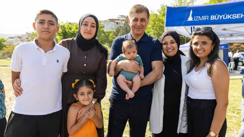 Başkan Tugay mahalle bostanında kadınlarla hasat yaptı haberinin görseli