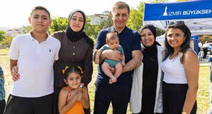 Başkan Tugay mahalle bostanında kadınlarla hasat yaptı