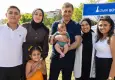 Başkan Tugay mahalle bostanında kadınlarla hasat yaptı