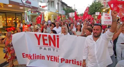 CHP Çeşme'de toplu istifa: İlçe Başkanı, yönetim ve meclis üyeleri YENİ Parti'ye geçti