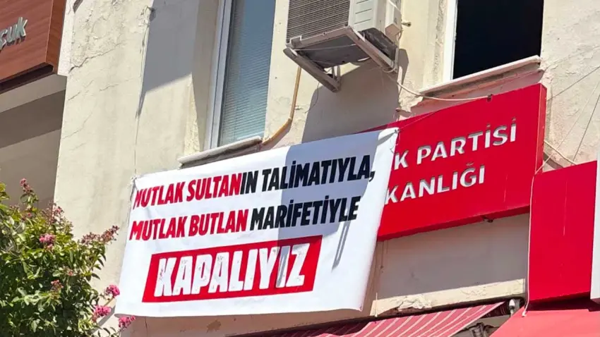 CHP Efes Selçuk’ta devir öncesi pankartlı mesajlar haberinin görseli